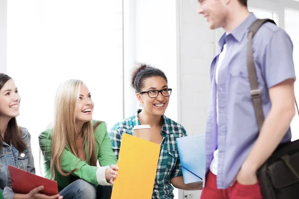 Studenten communiceren en lachen op school — Stockfoto