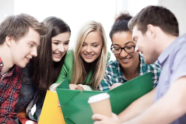 Studenten kijken naar notebook op school — Stockfoto