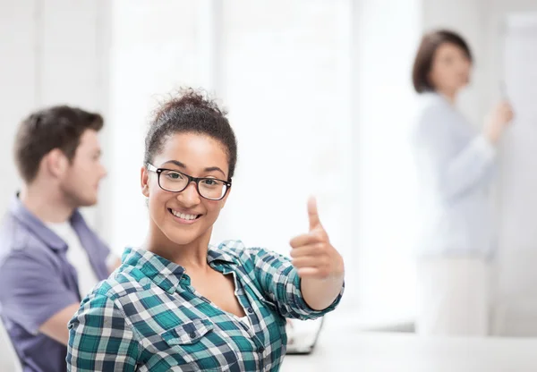 Africana estudiante chica mostrando pulgares arriba — Foto de Stock