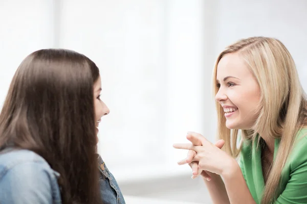 Studente ragazze pettegolezzi a scuola — Foto Stock