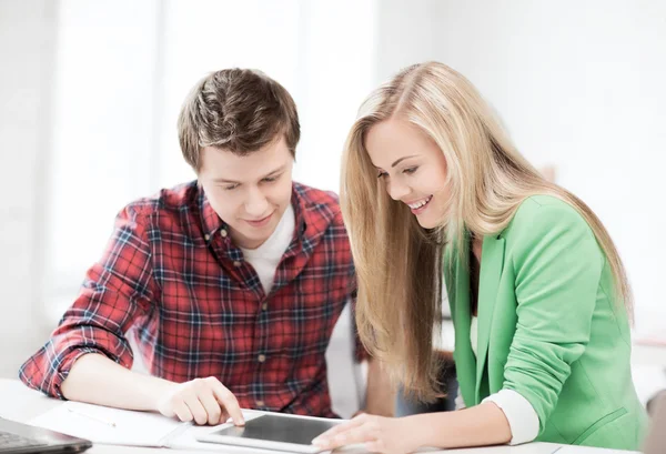 Les étudiants qui regardent tablette pc à l'école — Photo