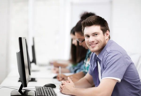 Estudiante con computadora estudiando en la escuela —  Fotos de Stock