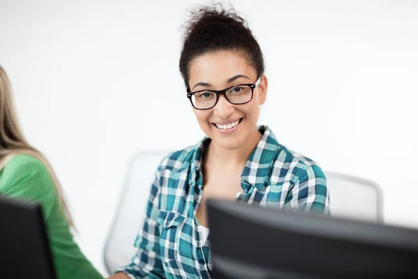 Afrikanischer Schüler mit Computerkenntnissen in der Schule — Stockfoto