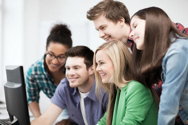 Estudiantes mirando el monitor de computadora en la escuela — Foto de Stock