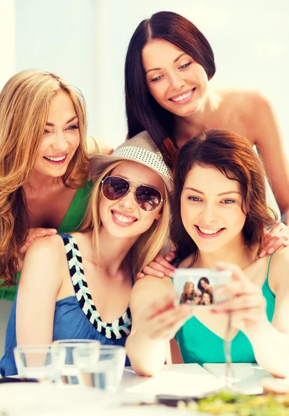 Chicas tomando fotos en la cafetería en la playa — Foto de Stock