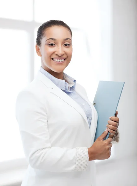 Afrikanska affärskvinna i office — Stockfoto