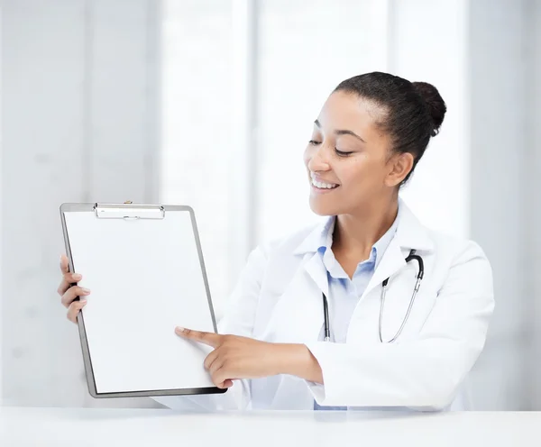 Médico con receta en blanco — Foto de Stock