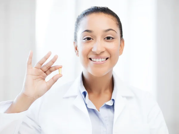 Africano médico uma pílula ômega — Fotografia de Stock