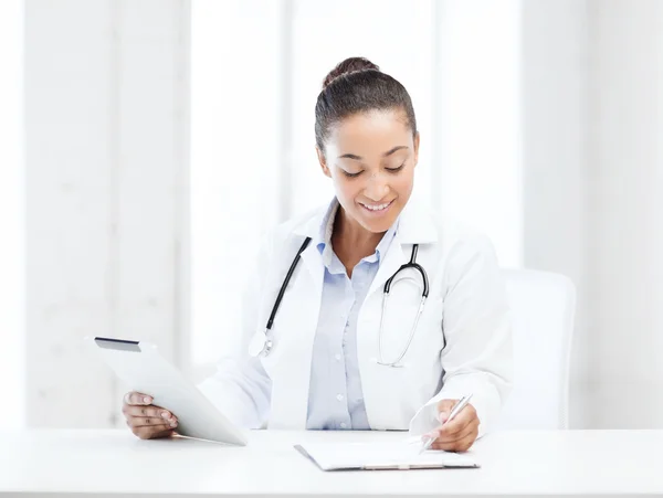 Female doctor with tablet pc — Stockfoto