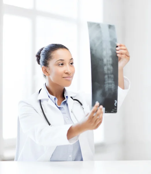 Médico africano mirando rayos X — Foto de Stock