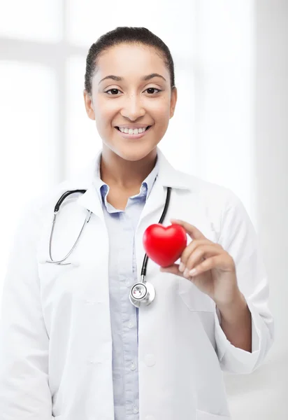 Médico africano con corazón —  Fotos de Stock