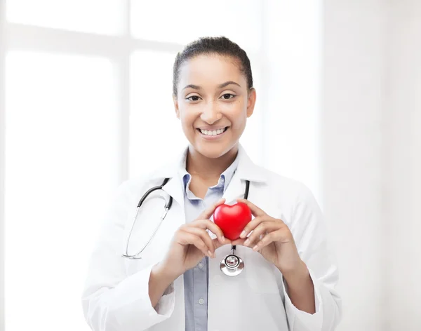 Médico africano com coração — Fotografia de Stock