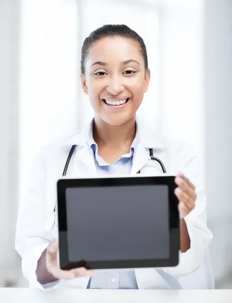 Doctora africana con tableta pc — Foto de Stock