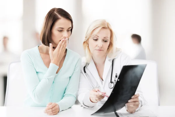 Médico con paciente mirando rayos X — Foto de Stock