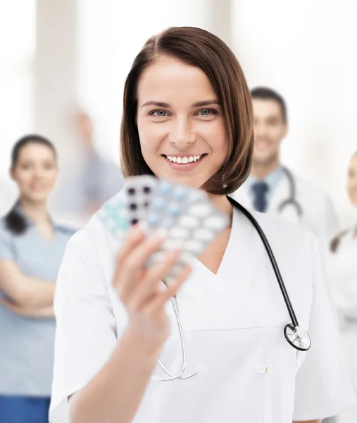 Médico con blister en envases de pastillas — Foto de Stock