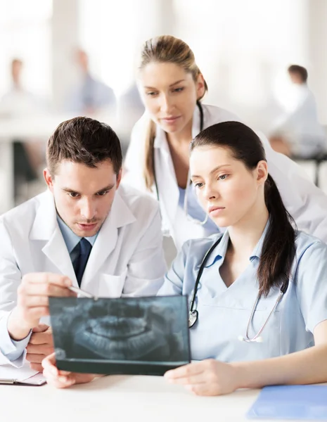 Groep van artsen kijken naar x-ray — Stockfoto