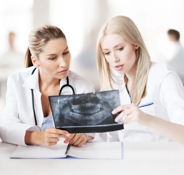 Grupp läkare titta på röntgen — Stockfoto