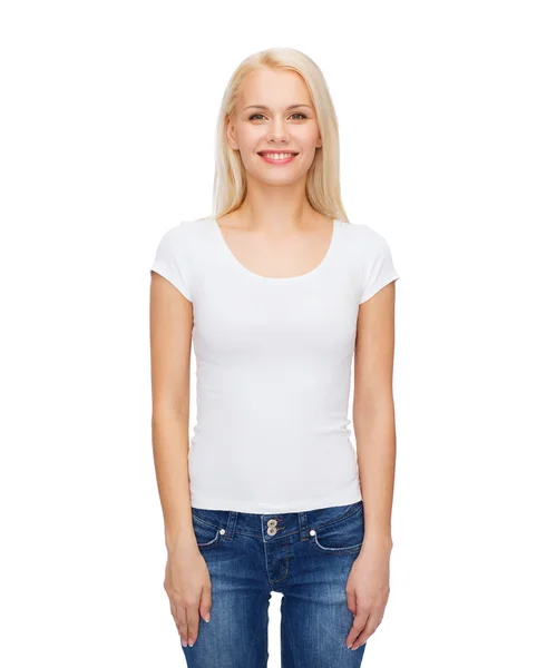 Усміхнена жінка в порожній білій футболці — стокове фото