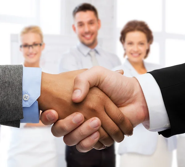 Businessman and businesswoman shaking hands — Stock Photo, Image