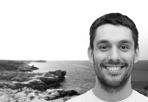 Retrato de un joven guapo sonriente —  Fotos de Stock