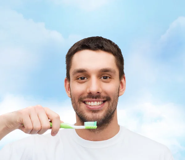 Jovem sorridente com escova de dentes — Fotografia de Stock