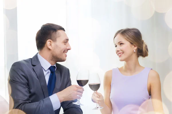 Jovem casal com copos de vinho no restaurante — Fotografia de Stock