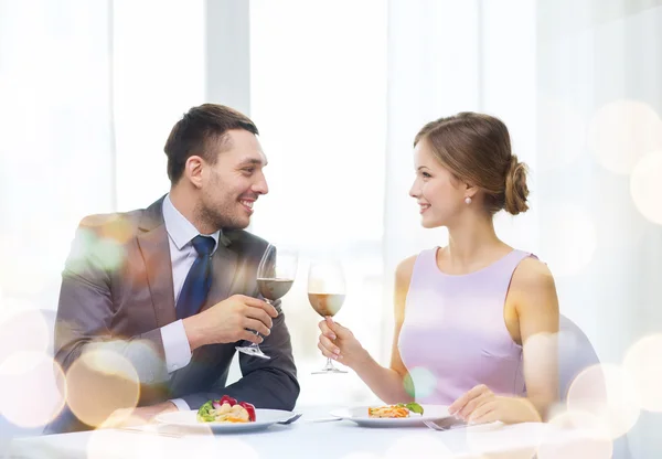 Paar mit Hauptgang und Rotwein im Restaurant — Stockfoto