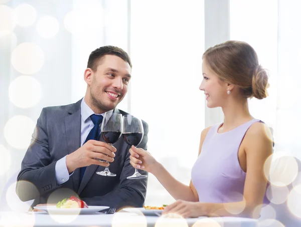 Paar mit Hauptgang und Rotwein im Restaurant — Stockfoto