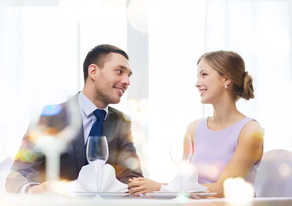 Sorridente coppia guardando l'un l'altro al ristorante — Foto Stock