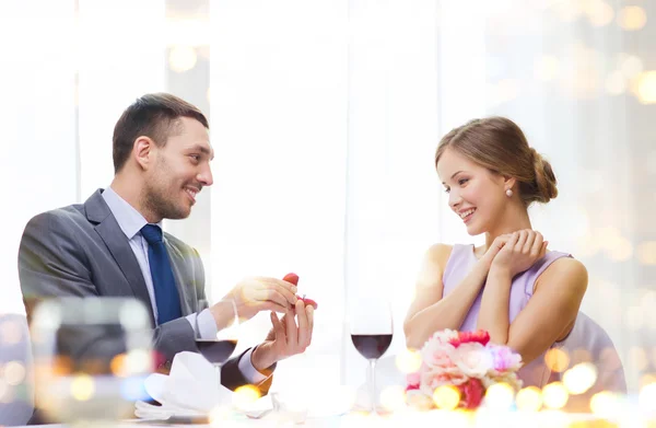 Мужчина делает предложение своей девушке в ресторане — стоковое фото