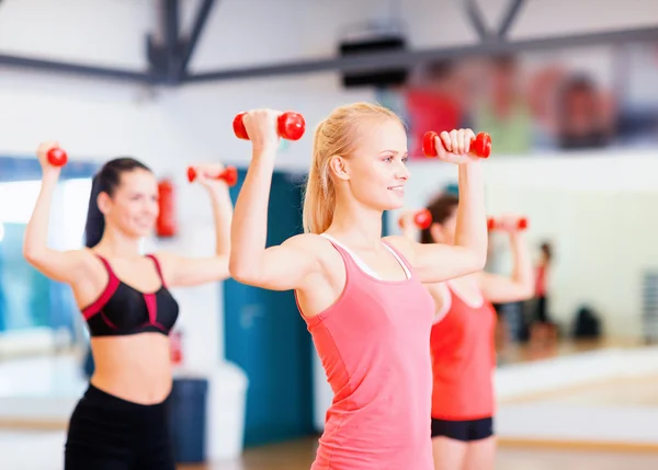 Grup gülümseyen kadın dumbell ile çalışma dışarı — Stok fotoğraf