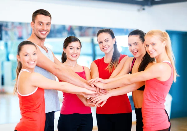 Group of people in the gym celebrating victory — Stock Photo, Image