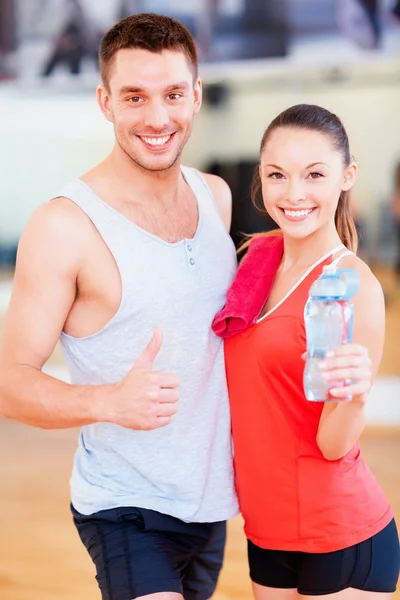 Deux personnes souriantes dans la salle de gym — Photo