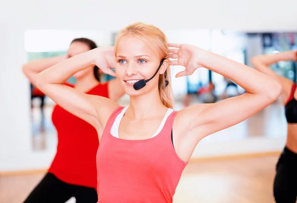 Grupp av leende människor tränar i gymmet — Stockfoto