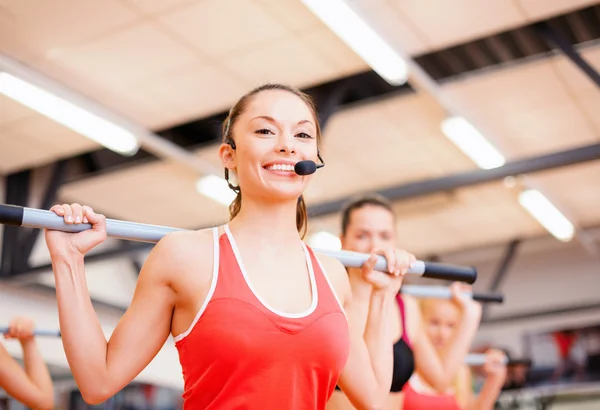 Grup gülümseyen insanların barbell ile çalışma — Stok fotoğraf