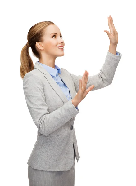 Mujer de negocios sonriente señalando algo — Foto de Stock