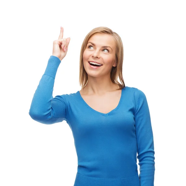 Mujer sonriente señalando con el dedo hacia arriba —  Fotos de Stock