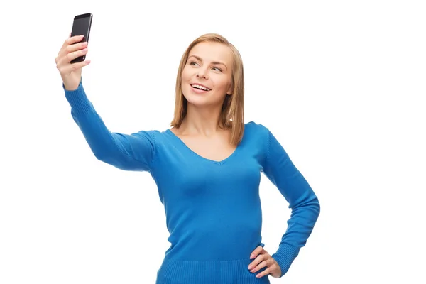 Женщина фотографирует себя с камерой смартфона — стоковое фото