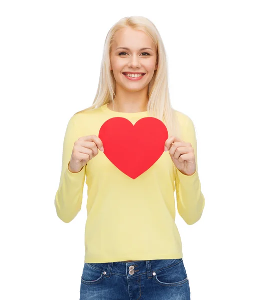 Mulher sorridente com coração vermelho — Fotografia de Stock