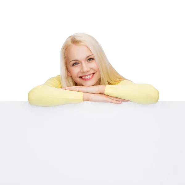 Donna sorridente in maglione con lavagna bianca bianca — Foto Stock
