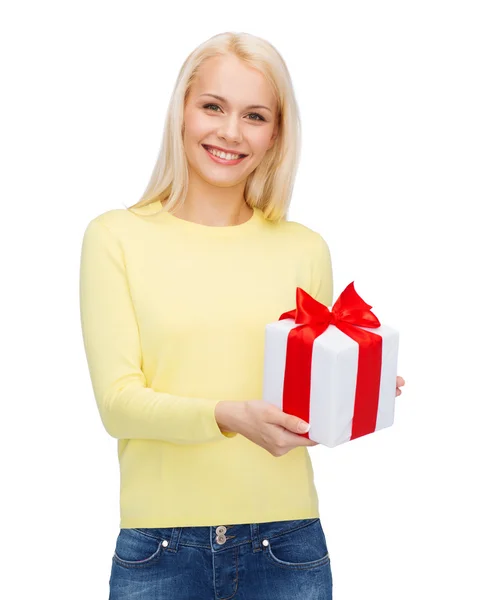 Menina sorridente com caixa de presente — Fotografia de Stock