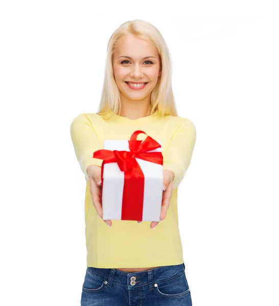 Ragazza sorridente con confezione regalo — Foto Stock