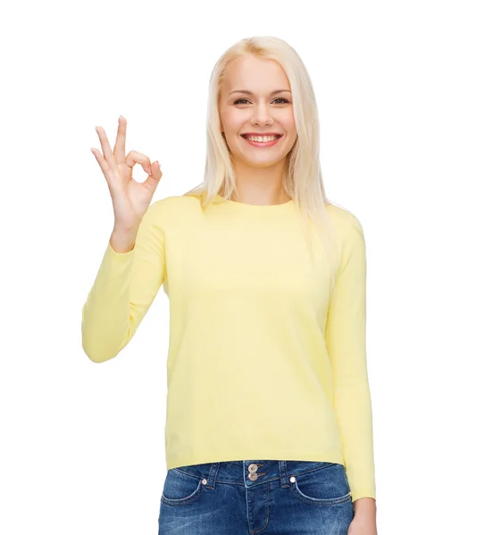 Junge Geschäftsfrau zeigt Ok-Zeichen — Stockfoto