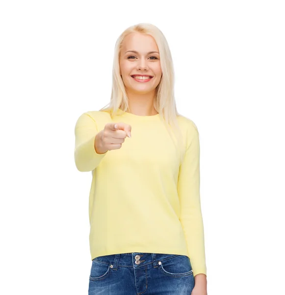 Lächelnde Frau, die mit dem Finger auf dich zeigt — Stockfoto