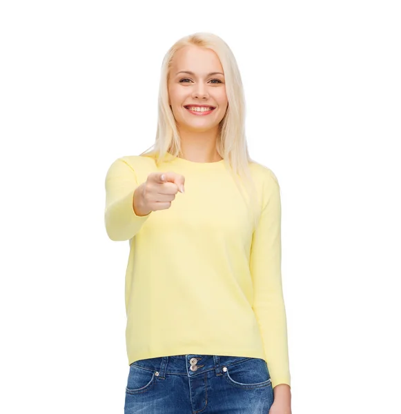 Mujer sonriente señalándote con el dedo —  Fotos de Stock