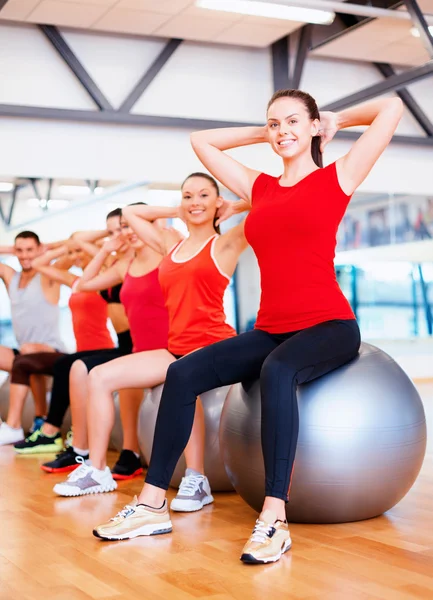 Grupp människor fungerar i pilates-lektion — Stockfoto