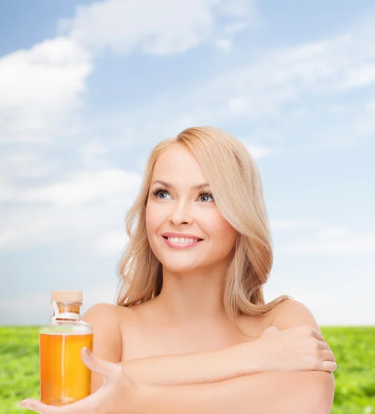 Šťastná žena s lahví olej — Stock fotografie