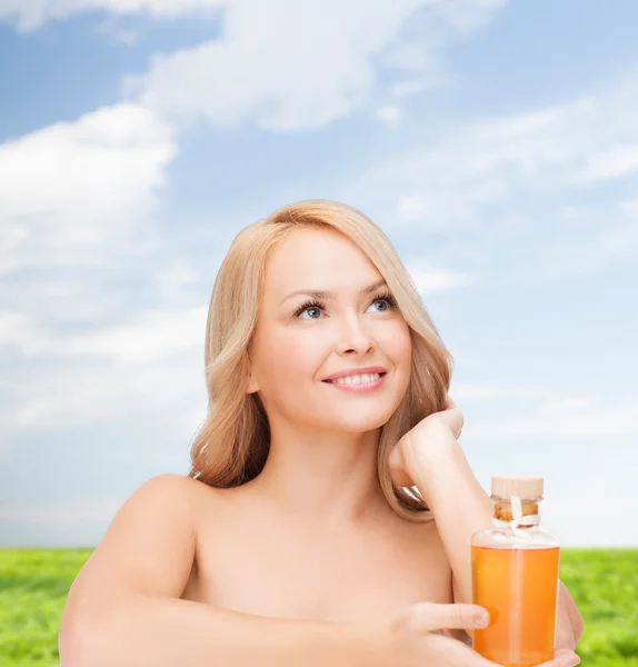 Mujer feliz con botella de aceite —  Fotos de Stock