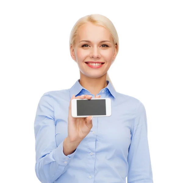 Mujer de negocios sonriente con pantalla en blanco para teléfonos inteligentes —  Fotos de Stock