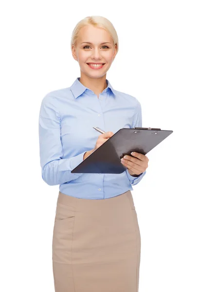 Lächelnde Geschäftsfrau mit Klemmbrett und Stift — Stockfoto
